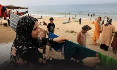La pénurie d'eau à gaza oblige les gens à se baigner et à faire la vaisselle dans la mer