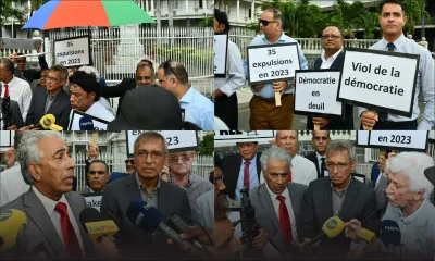 [En images] Le boycott de l’opposition devant le Parlement 
