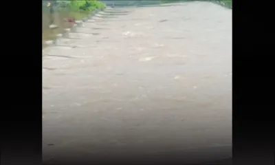 Fortes pluies : le pont de Petite Rivière-Noire, près du collège St-Esprit, inondé 