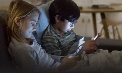 Au Royaume-Uni, le combat de parents pour une enfance sans smartphone