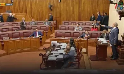 Parlement : Bérenger et Bhagwan expulsés