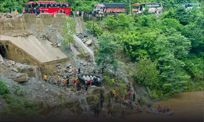 Bus emportés par un glissement de terrain au Népal : une soixantaine de disparus