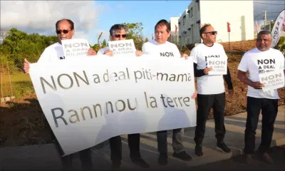 [En images] Malherbes : l'opposition manifeste juste avant l’arrivée d'Obeegadoo pour l'inauguration des logements sociaux de la NSLD
