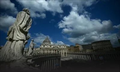 Vatican : deuxième jour de conclave et d'attente de la fumée blanche