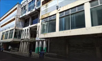 Chute de béton à Rose-Hill : des barrières installées le long de l’ancien bâtiment Atrium