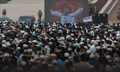 Bangladesh : foule immense aux funérailles du leader étudiant assassiné