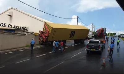 Montée ‘S’ : un camion fait une sortie de route, gros embouteillage 