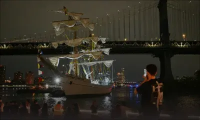 Deux morts dans le choc d'un voilier mexicain contre le pont de Brooklyn à New York