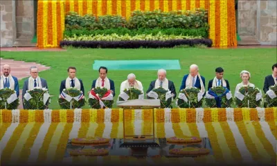 Modi et les dirigeants du G20, pieds nus, rendent hommage au Mahatma Gandhi