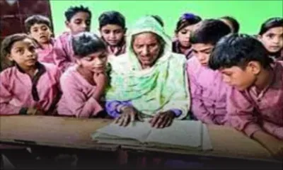Une Indienne, scolarisée à 92 ans, apprend enfin à lire et écrire