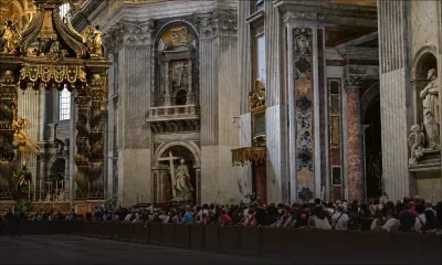 Les fidèles affluent à la basilique Saint-Pierre pour se recueillir devant la dépouille du pape