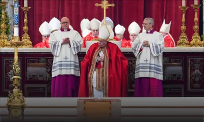 Début des funérailles de Benoît XVI présidées par le pape François 