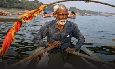 Inde: des bateaux ancestraux pour les bains sacrés de la Kumbh Mela