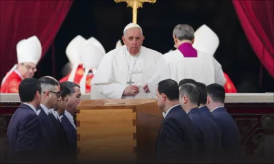 Dernier hommage de François à Benoît XVI devant les fidèles à Saint-Pierre