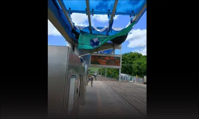 À la station St-Louis : attention à un panneau de vitre endommagé !