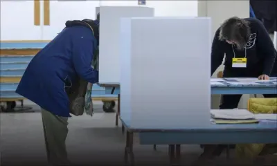 Au Canada, fermeture des premiers bureaux de vote d'un scrutin sous la menace de Trump