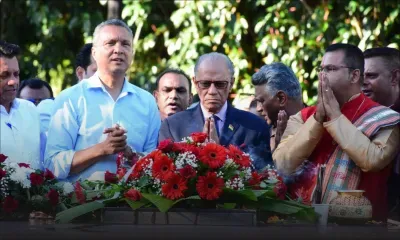 [En images] Dépôt de gerbes au Samadhi de SSR