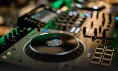 La musique générée par IA devient presque impossible à déceler, selon une étude Deezer/Ipsos