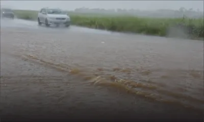 En images : des routes inondées à Flacq