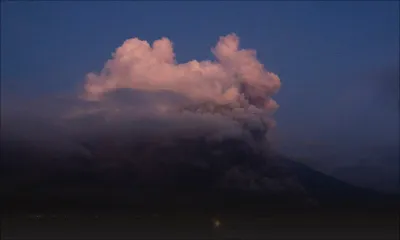 Indonésie: le volcan Semeru entre en éruption, alerte maximale