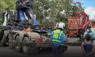 Accident à Bois-Marchand : remorquage du camion renversé qui a provoqué un embouteillage sur l'autoroute