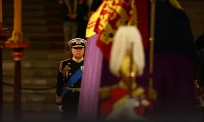 Le prince Andrew remercie sa mère Elizabeth II pour sa "confiance" malgré les scandales