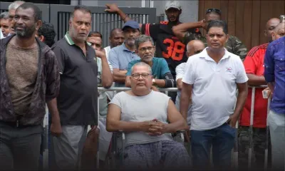 En fauteuil roulant, Raj Heeramun, un ancien journaliste de 73 ans, affiche son soutien à Pravind Jugnauth