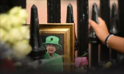 Un an sans Elizabeth II: le Royaume-Uni commémore dans la retenue la fin d'une ère