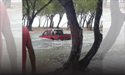Sur la plage de Poste-Lafayette : un 4x4 en eaux troubles   