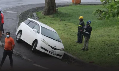 Emnati : une voiture termine sa course dans un caniveau