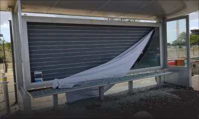 Un panneau vitré de l’abribus de Trianon vole en éclats : des personnes légèrement blessées