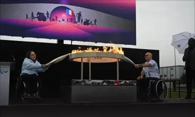 Sous une pluie battante, la flamme des Jeux paralympiques allumée en Angleterre