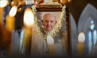 Le Vatican envisage d'exposer le corps du pape à partir de mercredi