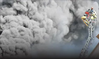 [En images] Incendie dans l’entrepôt de Polytol Paints à Riche-Terre : les soldats du feu ont fort à faire