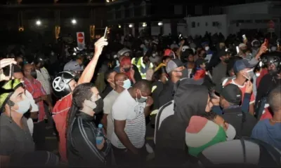 Arrestation de Dominique Deeseeal : la foule ne désemplit pas à Port-Louis