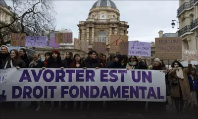 La France devient lundi le premier pays à inscrire l'avortement dans sa Constitution