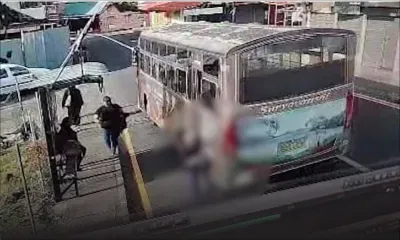 Chute fatale d’un passager d’autobus : le chauffeur, un sergent de police, arrêté et libéré sous caution