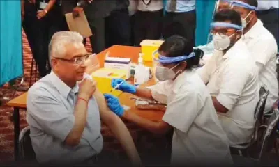 Sir Harilall Vaghjee Hall : le PM, le Speaker et les ministres se font vacciner contre la Covid-19