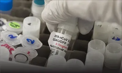 Virus: près de 900.000 morts, suspension des essais du vaccin d'Oxford