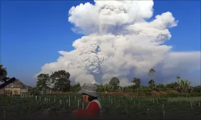  Indonésie : le volcan Sinabung crache une spectaculaire colonne de cendres