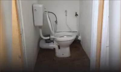 Toilettes du cimetière de Circonstance, Saint-Pierre : cherchez l’erreur !