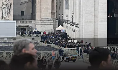 Des flots de fidèles à la basilique Saint-Pierre pour saluer Benoît XVI