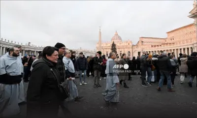 Les fidèles affluent pour saluer le corps de Benoît XVI à Saint-Pierre de Rome