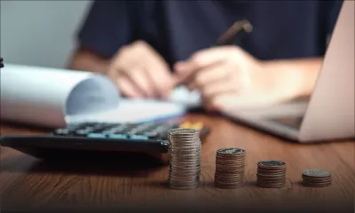 La roupie se renforce face à l’euro, mais s’affaiblit vis-à-vis du dollar 