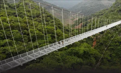 Vertigineux, un nouveau pont en verre entre deux montagnes au Vietnam