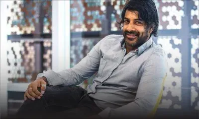 Vikash Dhorassoo se la joue (mairie) parisienne