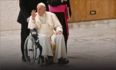 Le pape François, souffrant du genou, contraint au fauteuil roulant