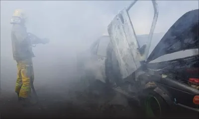 [En images] St-Jean, Quatre-Bornes : une voiture ravagée par le feu