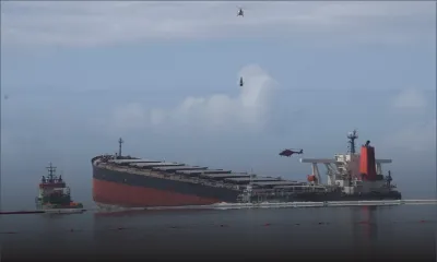 La barge de récupération du carburant connectée au Wakashio, comité de crise avec le PM au parc marin de Blue-Bay à 16 heures
