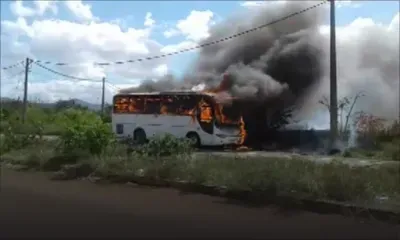 Riche-Terre : un bus ravagé par les flammes 